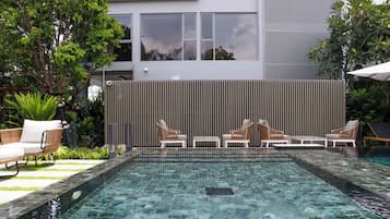 Kolam renang outdoor, dengan payung kolam renang dan kursi berjemur