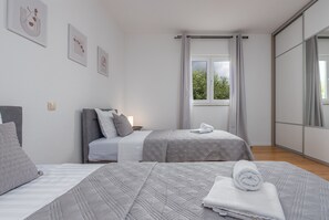 3 bedrooms, free cots/infant beds, bed sheets - Villa Zeleni gaj (Sukosan)