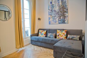 Smart TV, books - Fully Renovated Historic Apt in Heart Mouffetard 5th (Paris)