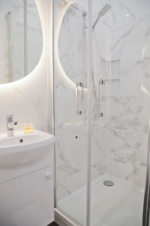 Dusche, Haartrockner, Handtücher, Seife