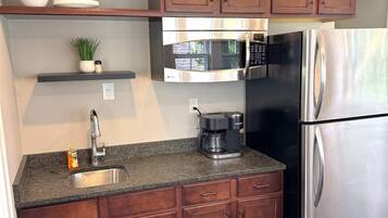 Kühlschrank, Mikrowelle, Wasserkocher mit Kaffee-/Teezubehör