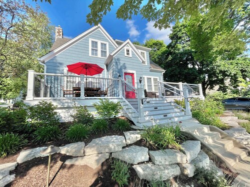 Walk to Downtown Restaurants, Cozy Stay, Grand Porch, Bike on the river trails!