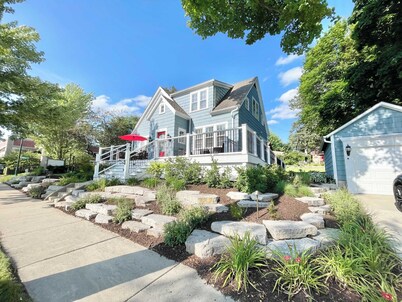 Walk to Downtown Restaurants, Cozy Stay, Grand Porch, Bike on the river trails!