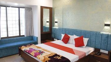 خزنة داخل الغرفة ومكتب ومساحة عمل للكمبيوتر المحمول وواي فاي مجانًا