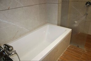 Deluxe Suite, City View | Bathroom