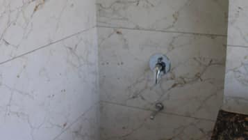 Deluxe-Doppelzimmer | Badezimmer | Dusche, Seife, Toilettenpapier