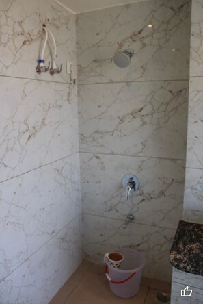 Deluxe-Doppelzimmer | Badezimmer | Dusche, Seife, Toilettenpapier