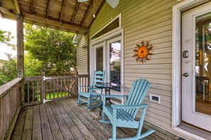 Outdoor dining - SLW504A: Gone Coastal-Adorable 2 bed, 2 bath Unit Few Blocks from the Beach (Carolina Beach)