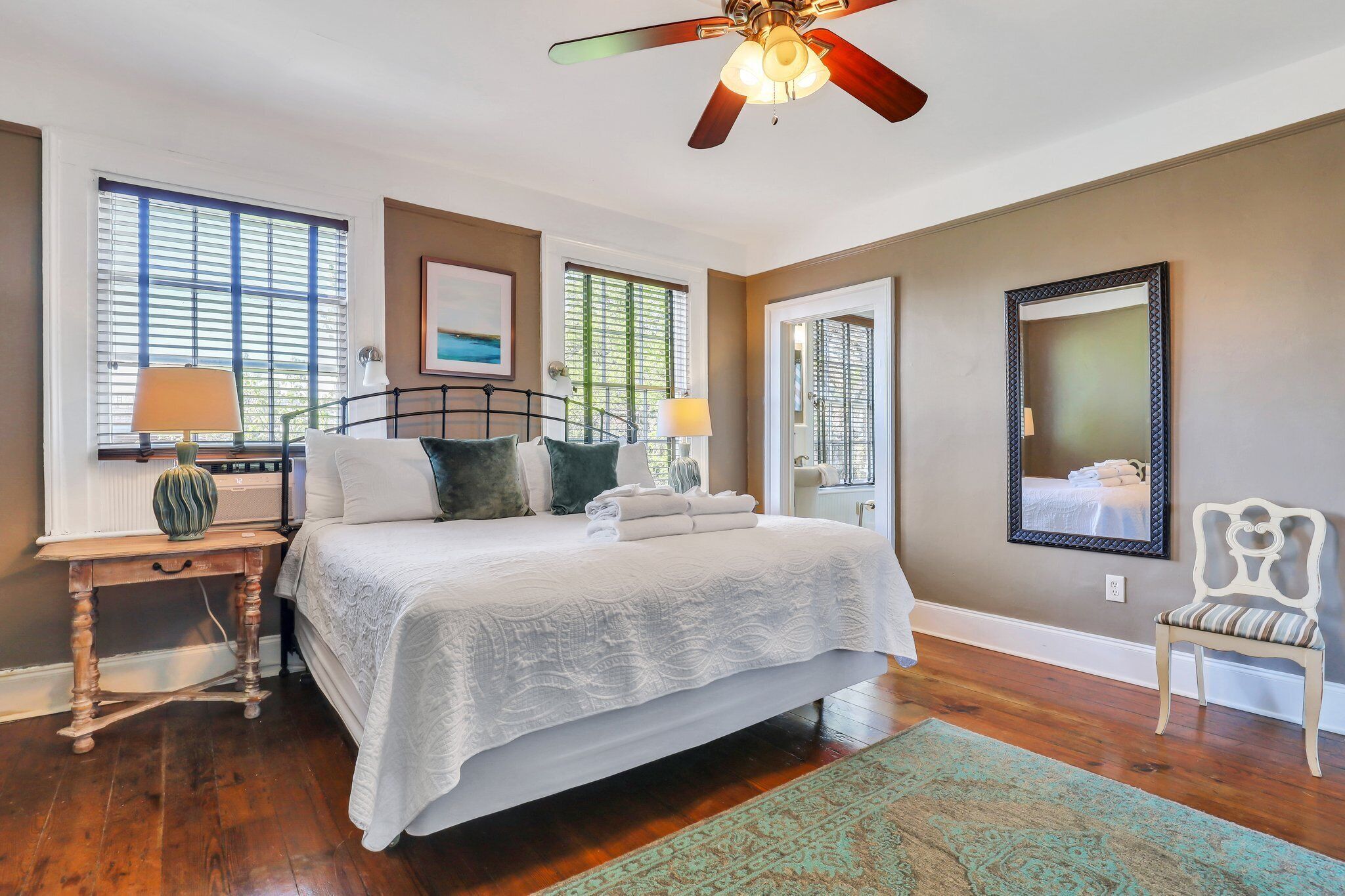 1 slaapkamer, een bureau, een strijkplank/strijkijzer, gratis wifi