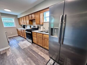 Fridge, microwave, oven, stovetop - Prime location 3 bed 1.5 bath (Pittsburgh)