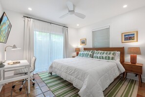 4 bedrooms, desk, iron/ironing board, free WiFi - BANYAN ROSE ~ Renovated 4 Bedroom, 2 Bathroom Midtown Home w/ Pool! (Key West)