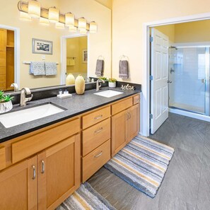 Shower, hair dryer, towels - Oceanfront, Whale Watching, Pool - Surf Song (Depoe Bay)