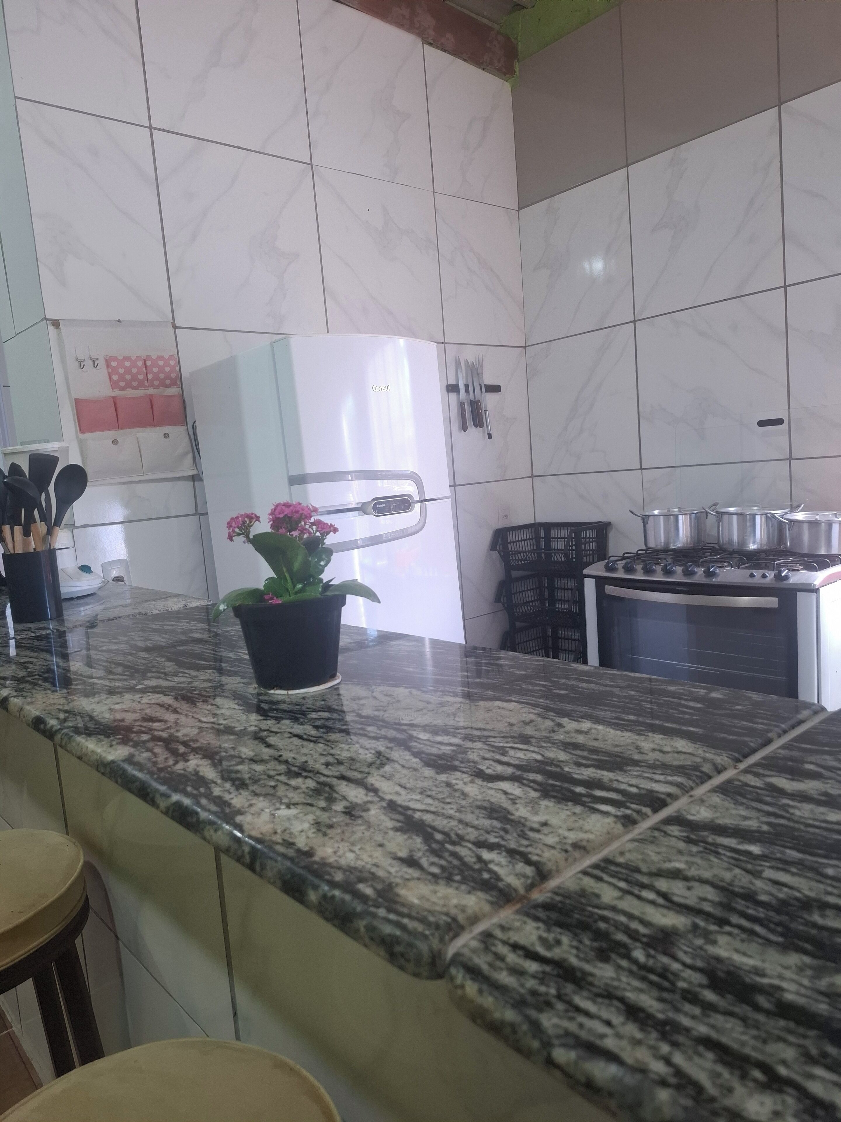 Geladeira, micro-ondas, fogão, cooktop