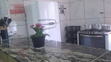 Geladeira, micro-ondas, fogão, cooktop