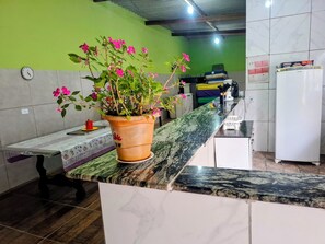 Fridge, microwave, oven, stovetop - Chacara Rancho da Cris (Ibiuna)