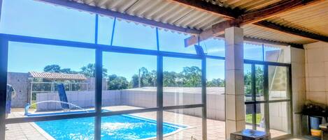 Una piscina al aire libre