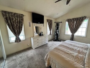 4 bedrooms, desk, travel cot, WiFi - Great for families or corporate travelers. (Omaha)