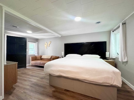 1 bedroom, WiFi, bed sheets. SG King Room # 7A Sum