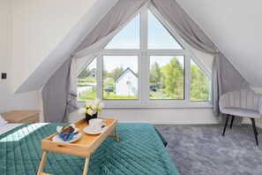 Casa, 2 quartos, terraço | 2 quartos, escrivaninha, espaço de trabalho para notebook, roupa de cama