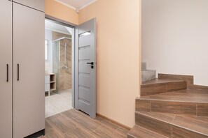 2 habitaciones, escritorio y espacio para trabajar con laptop