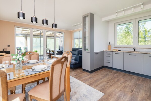 Horno, lavavajillas, cafetera y tetera y tetera eléctrica