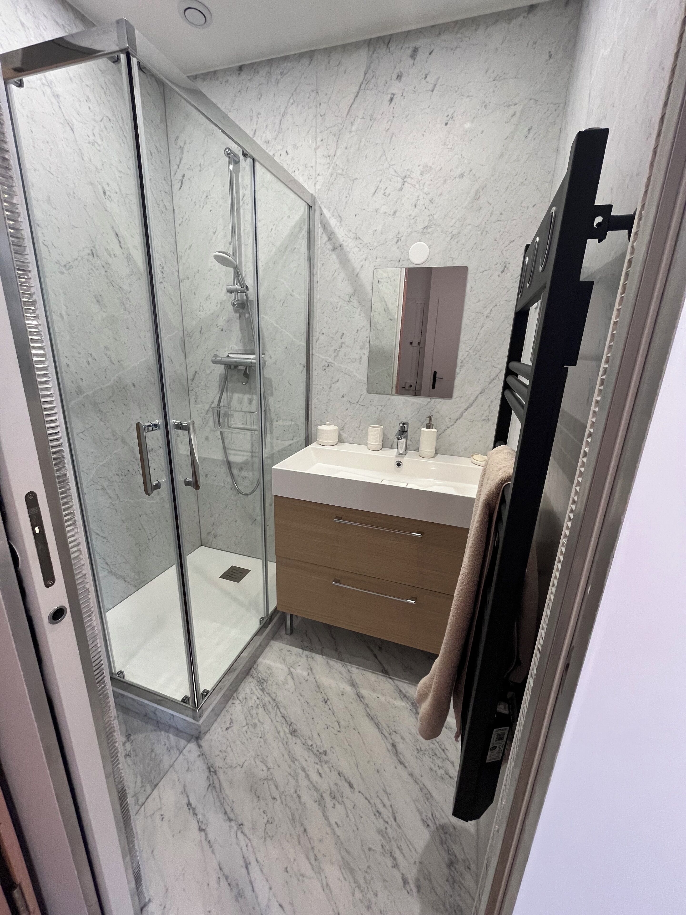 Douche, serviettes fournies, papier toilette