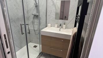 Douche, serviettes fournies, papier toilette