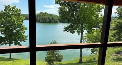 Lakefront! 2 bed, 2 bath with Private Dock