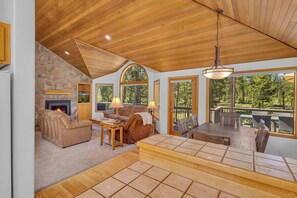 Smart-tv, pejs, dvd-afspiller, bordtennisbord