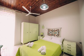 4 bedrooms, iron/ironing board, free WiFi, bed sheets - Captain's Spacious House Near The Beach (Pyrgos)