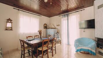 Rumah Keluarga, 4 kamar tidur, 2 kamar mandi (Captain's Spacious House Near The) | Tempat makan
