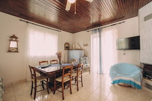 Rumah Keluarga, beberapa kamar, 2 kamar mandi (Captain's Spacious House Near The) | Tempat makan