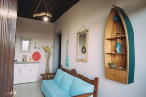 Familjehus - flera sovrum - 2 badrum (Captain's Spacious House Near The) | Vardagsrum | Eldstad