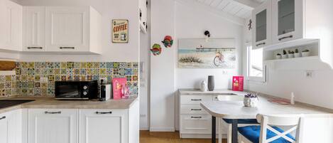 Apartamento | Cocina privada | Mesa de comedor