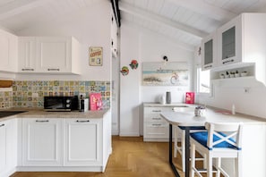 Apartment | Private kitchen | Dining tables - Appartamento Guerrazzi by Wonderful Italy (Bologna)
