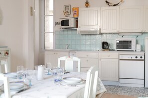 Kylskåp, mikrovågsugn, ugn och spishäll