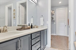 淋浴设施、吹风机、毛巾