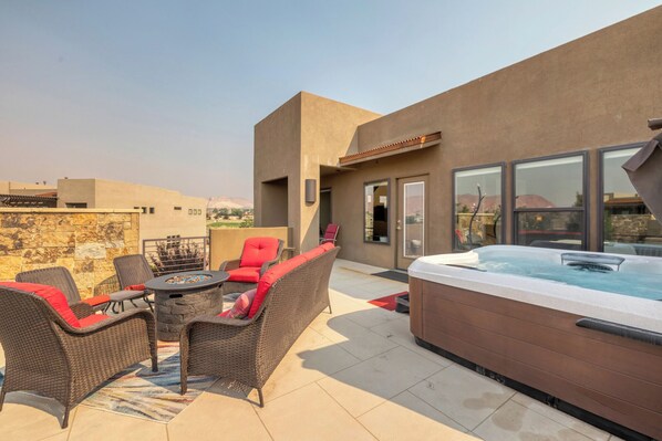 Terrace/patio - Luxe 4BR w/ Canyon Views - 3 King Beds & Hot Tub (St. George)