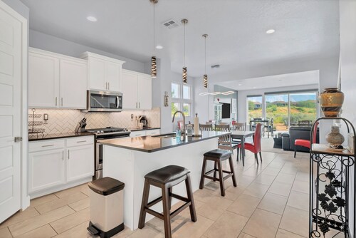 Luxe 4BR w/ Canyon Views - 3 King Beds & Hot Tub