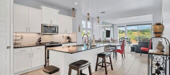 Luxe 4BR w/ Canyon Views - 3 King Beds & Hot Tub