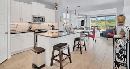 Luxe 4BR w/ Canyon Views - 3 King Beds & Hot Tub