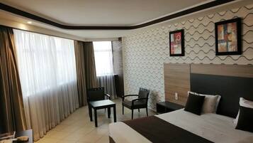 Phòng phong cách cổ điển, quang cảnh thành phố | Két bảo mật tại phòng, bàn, nôi (giường cho trẻ sơ sinh) miễn phí