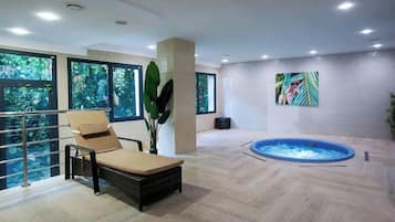 Een sauna, een bubbelbad, een stoombad, hotstone-massages, sportmassages