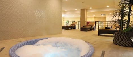 Sauna, tina de hidromasaje y baño de vapor