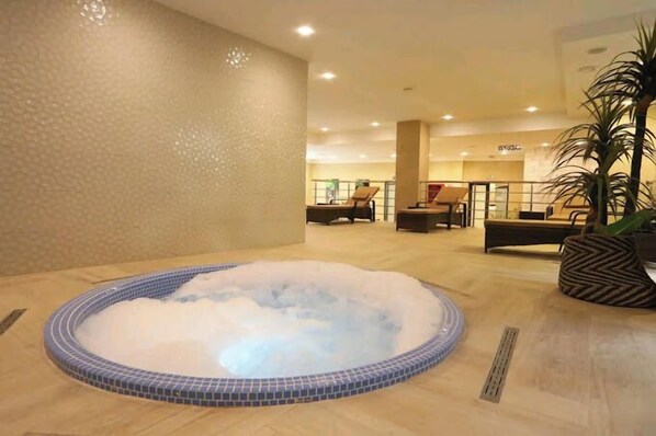 Een sauna, een bubbelbad, een stoombad, hotstone-massages, sportmassages