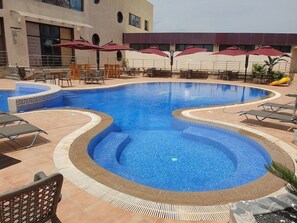 Een binnenzwembad en een buitenzwembad