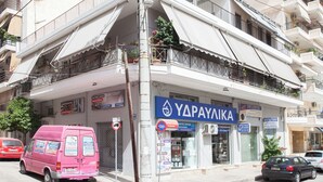 A building with a storefront labeled "YAPAYIKA." - Spacious 2 Bd Pireas Apt w Cozy Balcony (Piraeus)