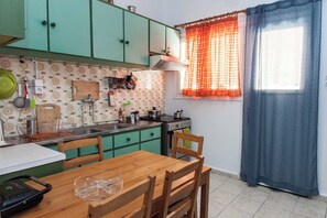 Appartement | Privékeuken | Een koelkast met diepvriezer, een oven, een kookplaat, een broodrooster