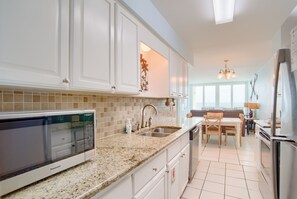 Frigorífico, microondas, horno y placa de cocina