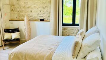 5 bedrooms, iron/ironing board, WiFi, bed sheets